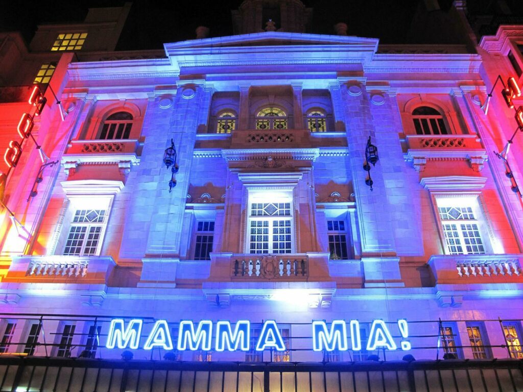 Le théâtre Mogador à Paris