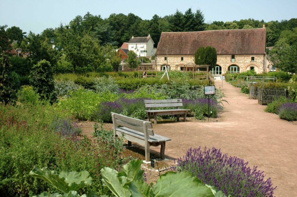 Le village de Thiron-Gardais dans les villages du Perche