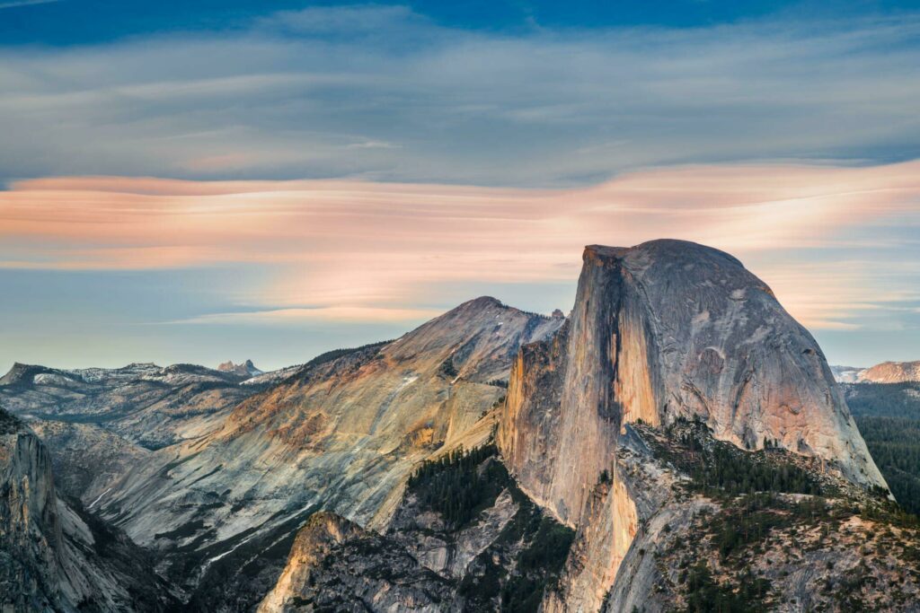 Half Dome dans les paysages de montagne