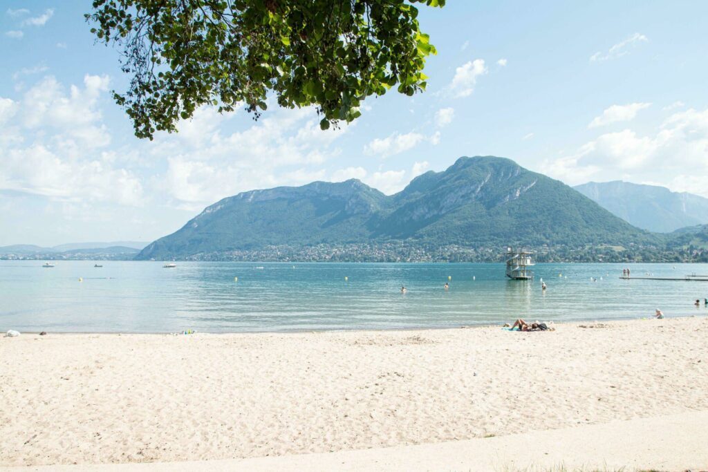 La plage de Saint-Jorioz autour d'Annecy