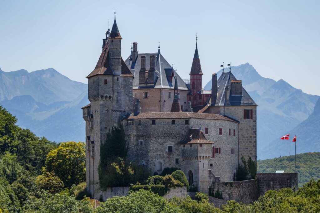 Le château de Menthon-Saint-Bernard autour d'Annecy