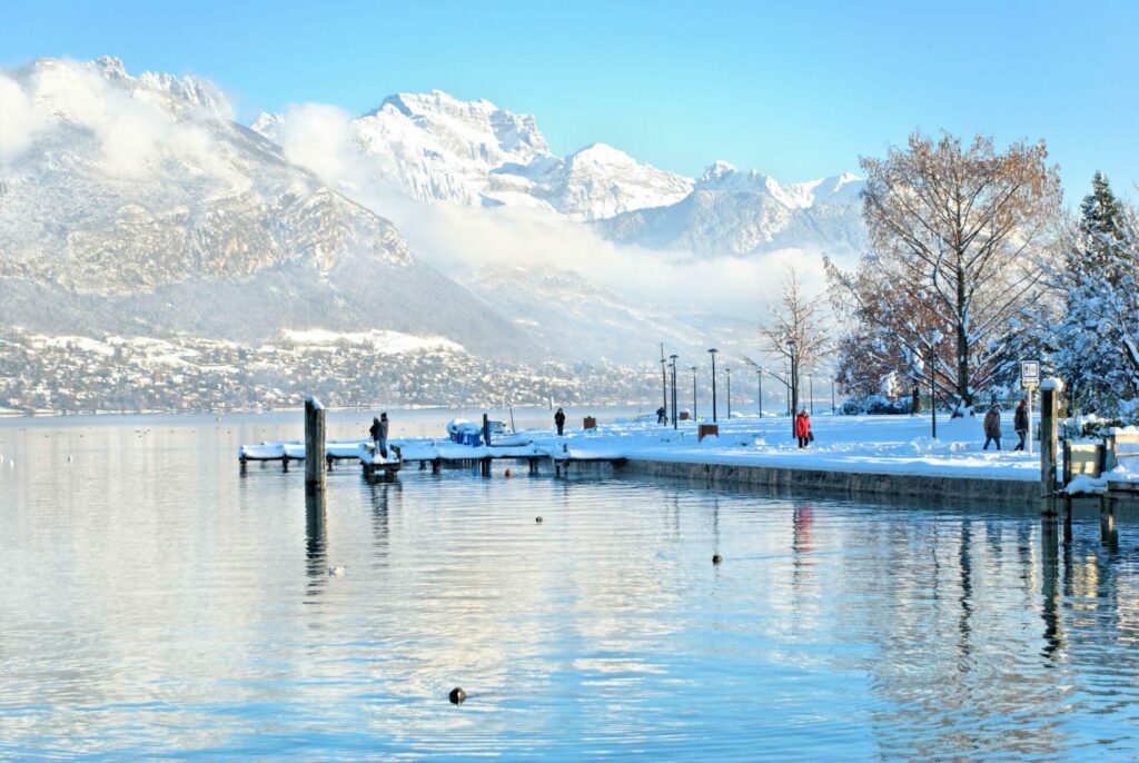 Le lac d'Annecy où aller à Noël en France