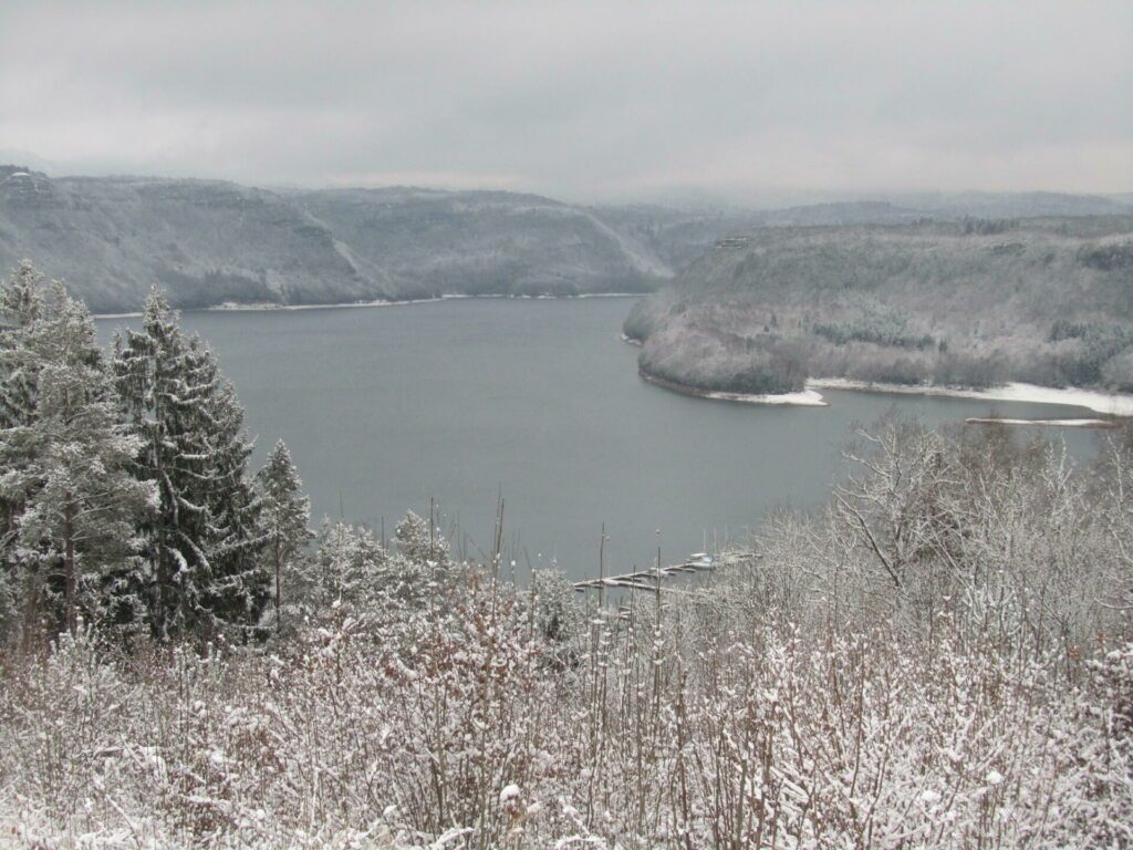 Le lac de Vouglans enneigé