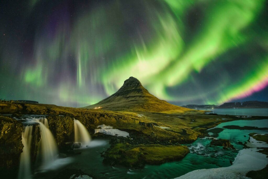 Le Mont Kirkjufell dans les paysages de montagne