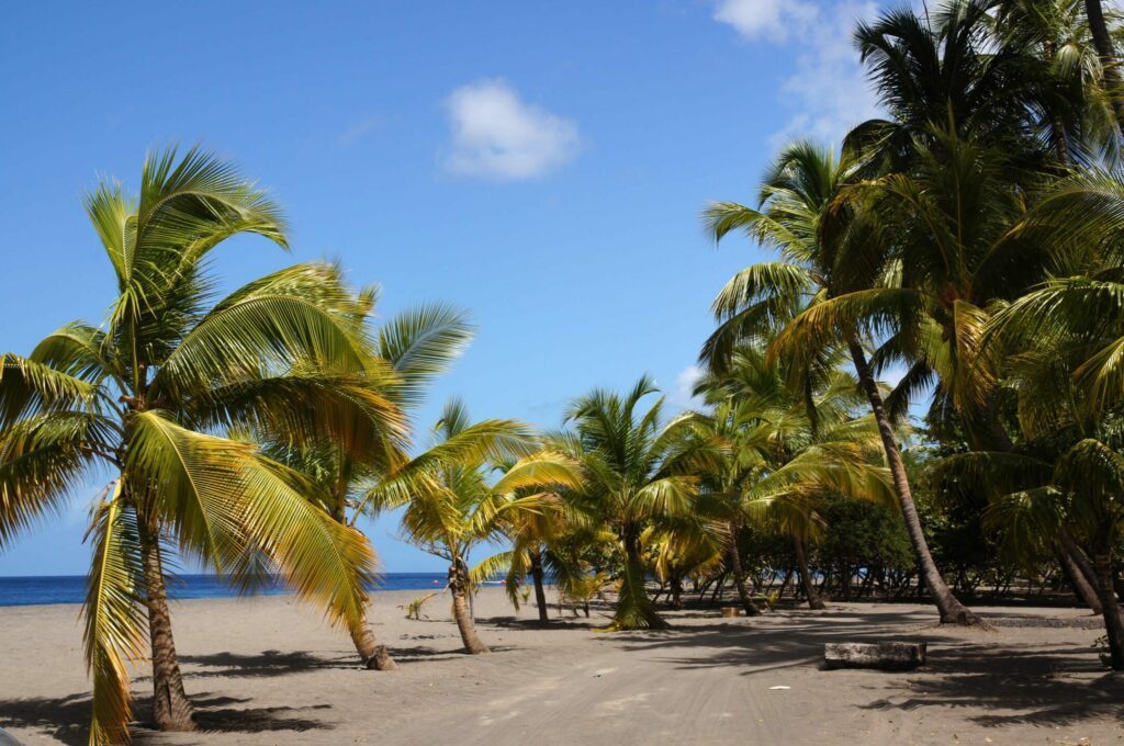 La plage du Carbet dans les paysages de Martinique