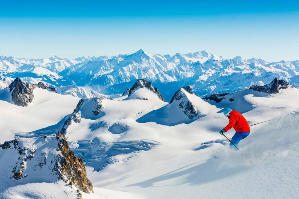 Skier dans les Alpes en hiver en France