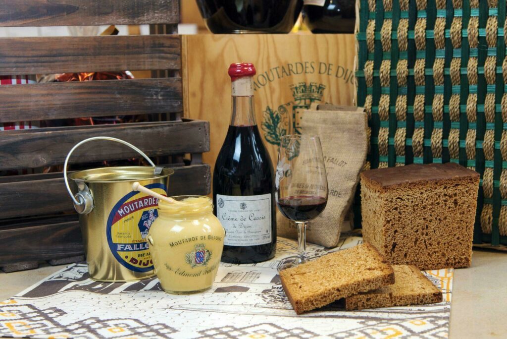 La crème de cassis parmi des spécialités de Bourgogne