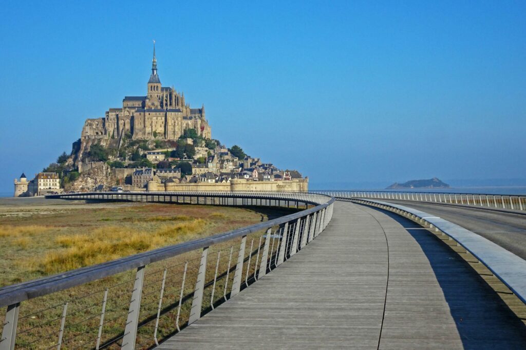 La passerelle à faire au mont Saint-Michel