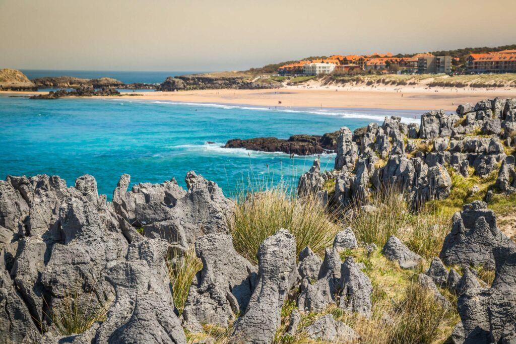 La plage de Helgueras à Noja