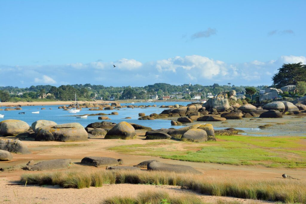 La presqu'île Renote à faire sur la côte de granit rose