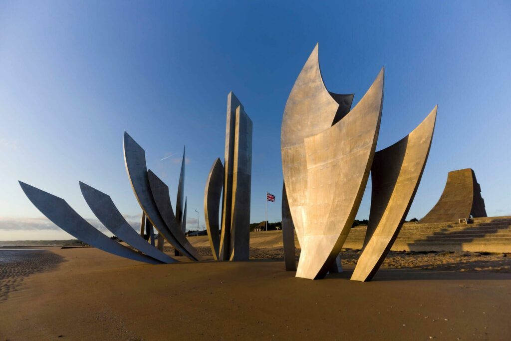 La sculpture des Braves à Omaha Beach