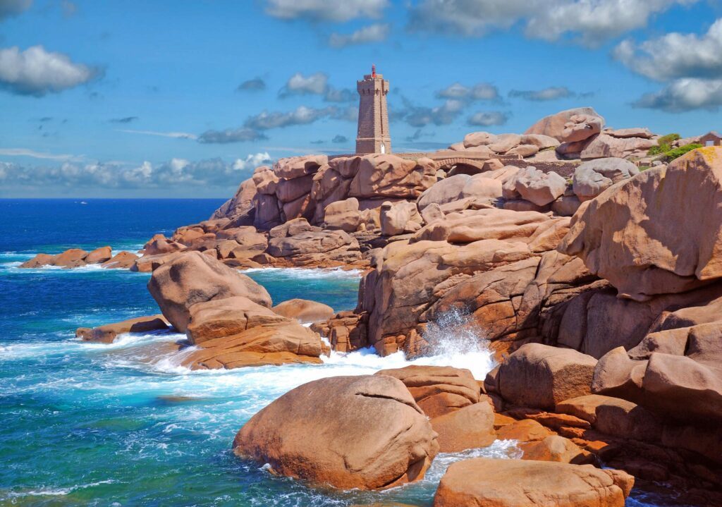 Le phare de Mean Ruz à faire sur la côte de granit rose