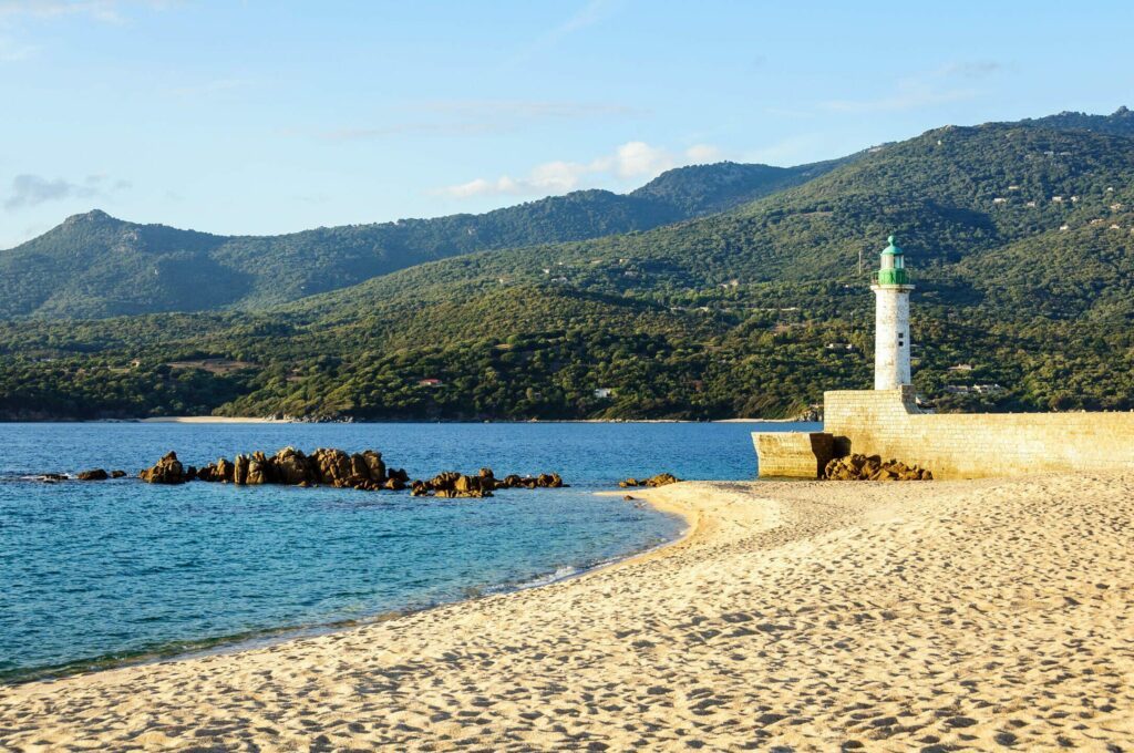 Le phare et la plage de Propriano