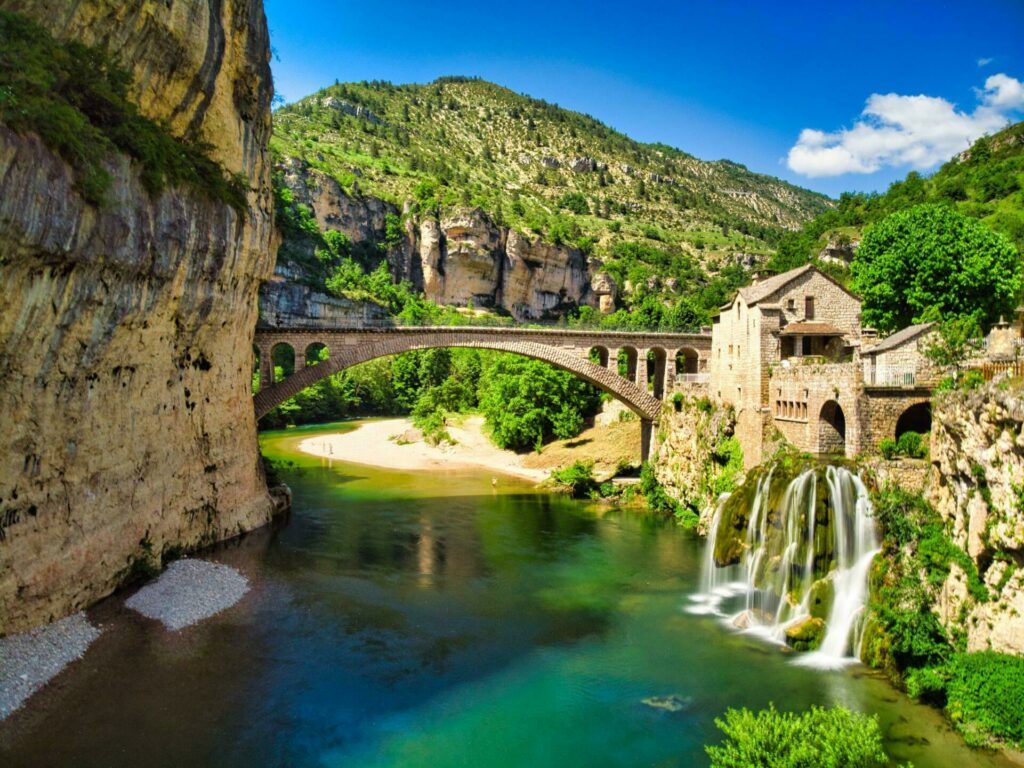 Le pont de Saint Chely du Tarn dans les départements français