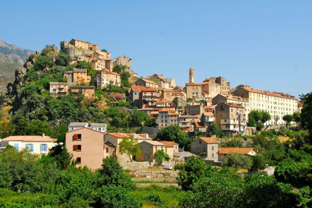 Le village de Corte dans les paysages de Corse