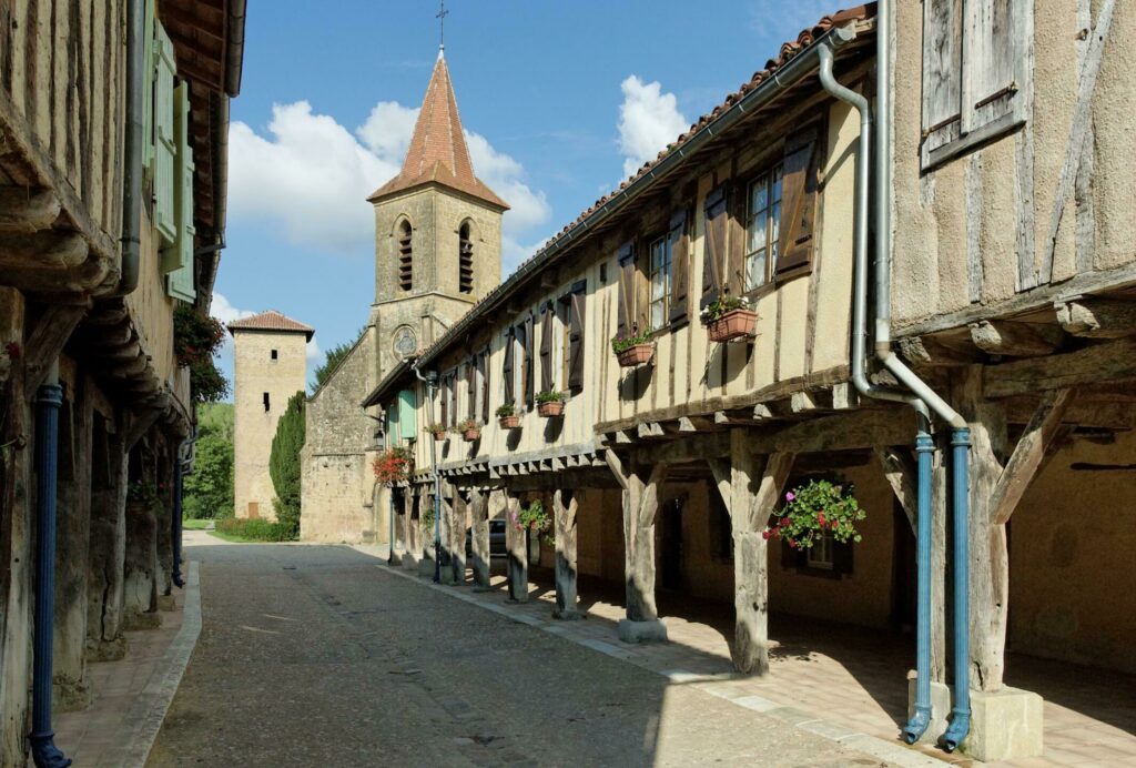 Le village médiéval de Tillac dans le Gers dans les départements français