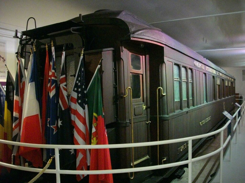 La réplique du wagon au musée de l'Armistice pour le tourisme de mémoire