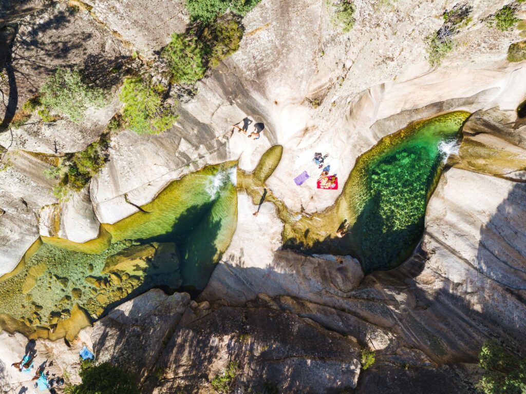 Nager dans les cascades en Corse