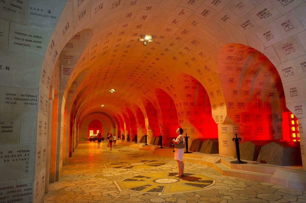 L'intérieur de l'ossuaire de Douaumont - proche de Verdun