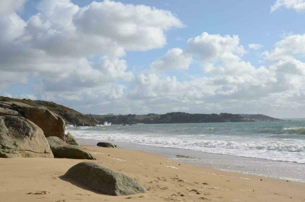 La plage de Goas Lagorn à faire sur la côte de granit rose