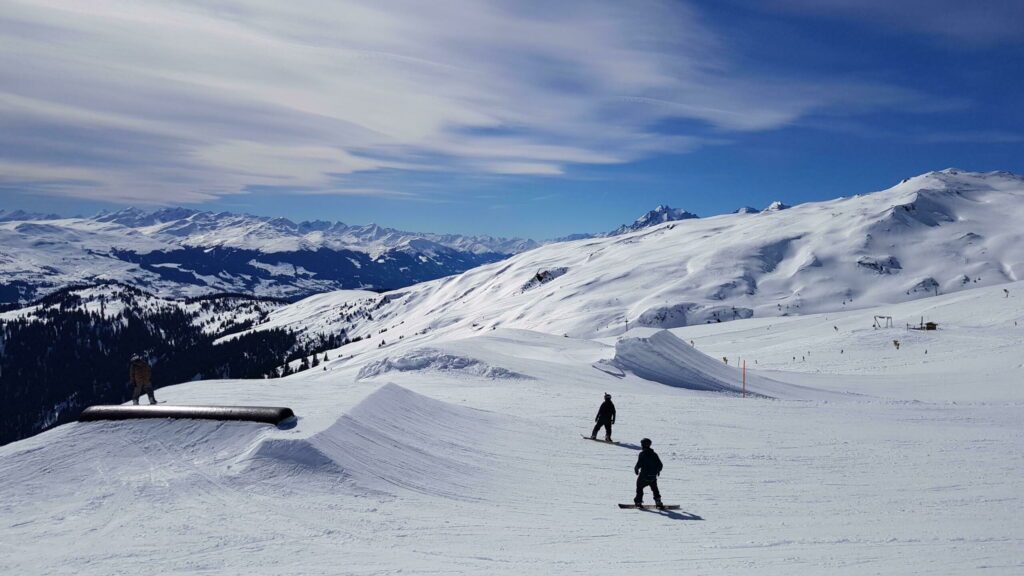 Skier à Laax dans les stations de ski en Suisse