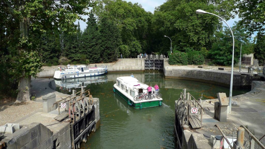 Agde's round lock to see along the Canal du Midi