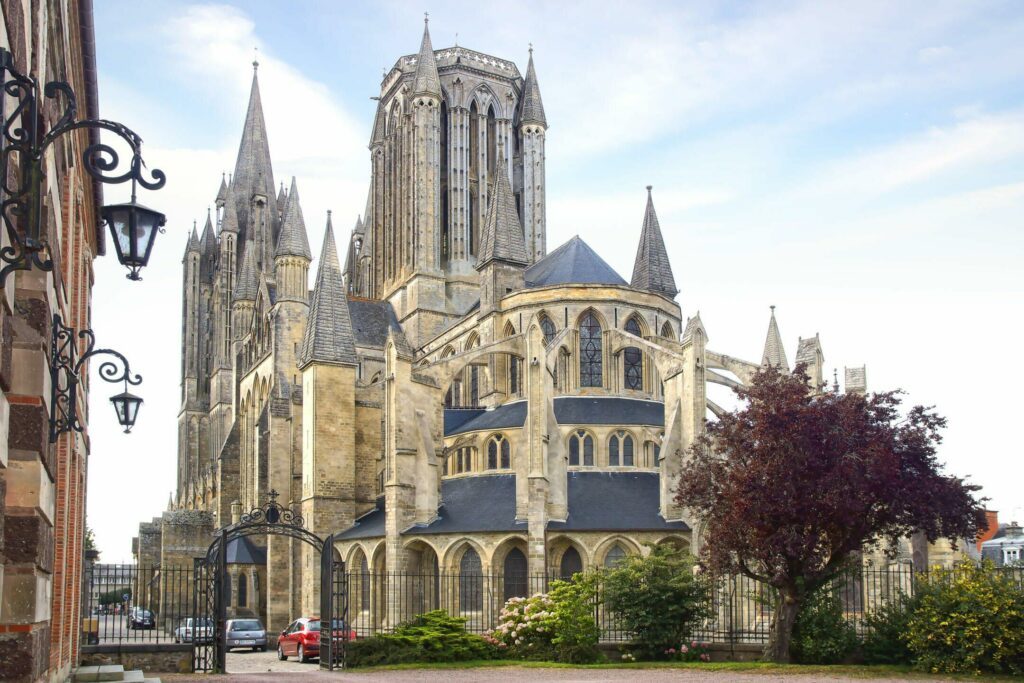 La cathédrale de Coutances autour du Mont Saint-Michel