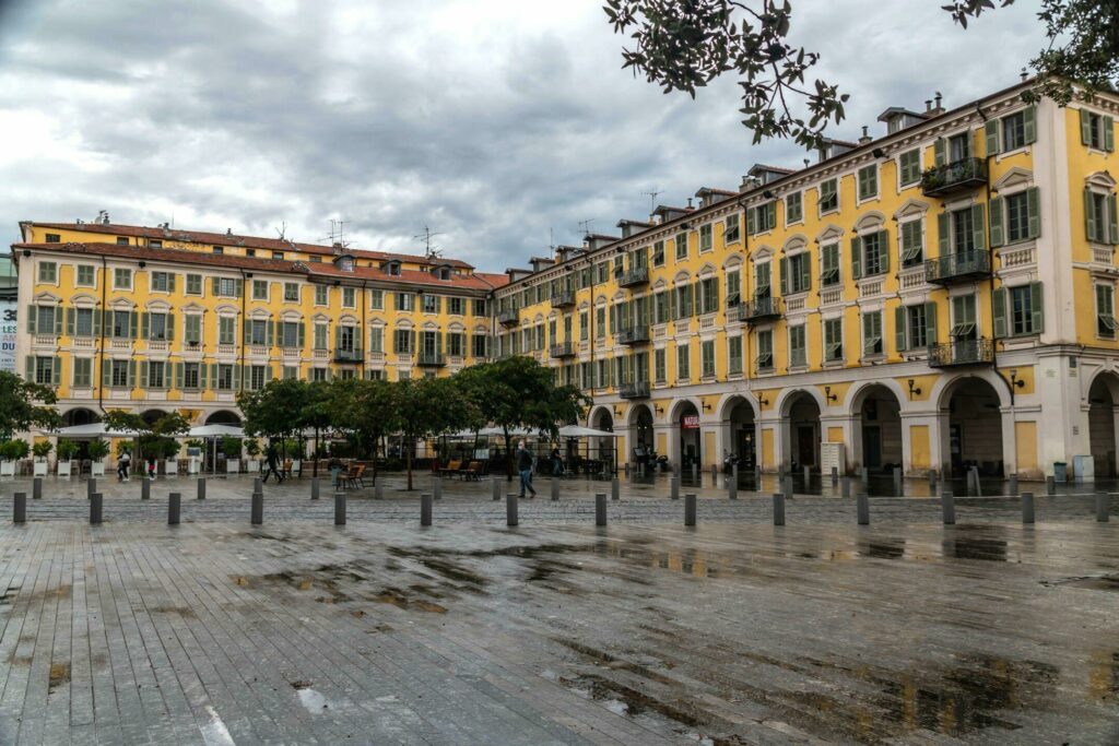 La place Garibaldi sous la pluie