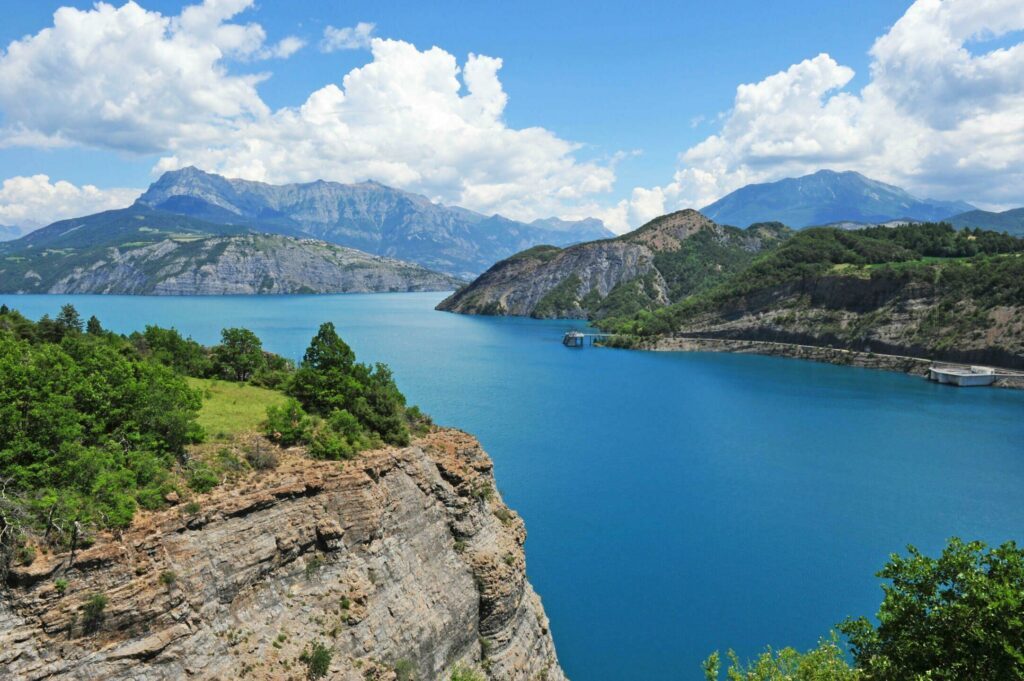 Le lac de Serre Ponçon dans les paysages de Provence