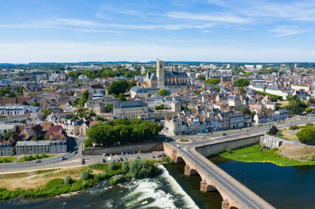 Le pont de Loire et la ville de Nevers