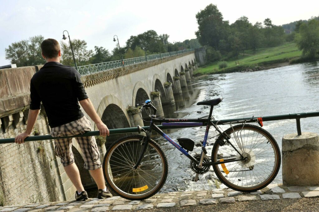 Cycliste sur le pont du canal de Digoin