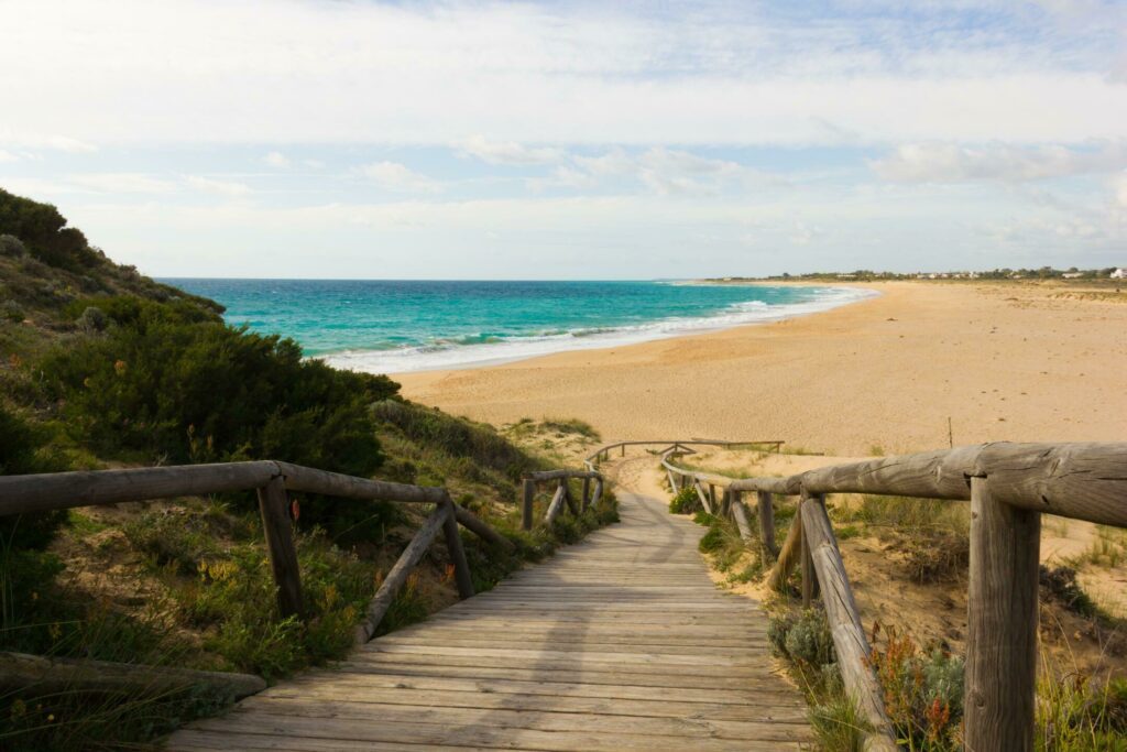 Se relaxer sur une plage lors d'un road trip en Espagne