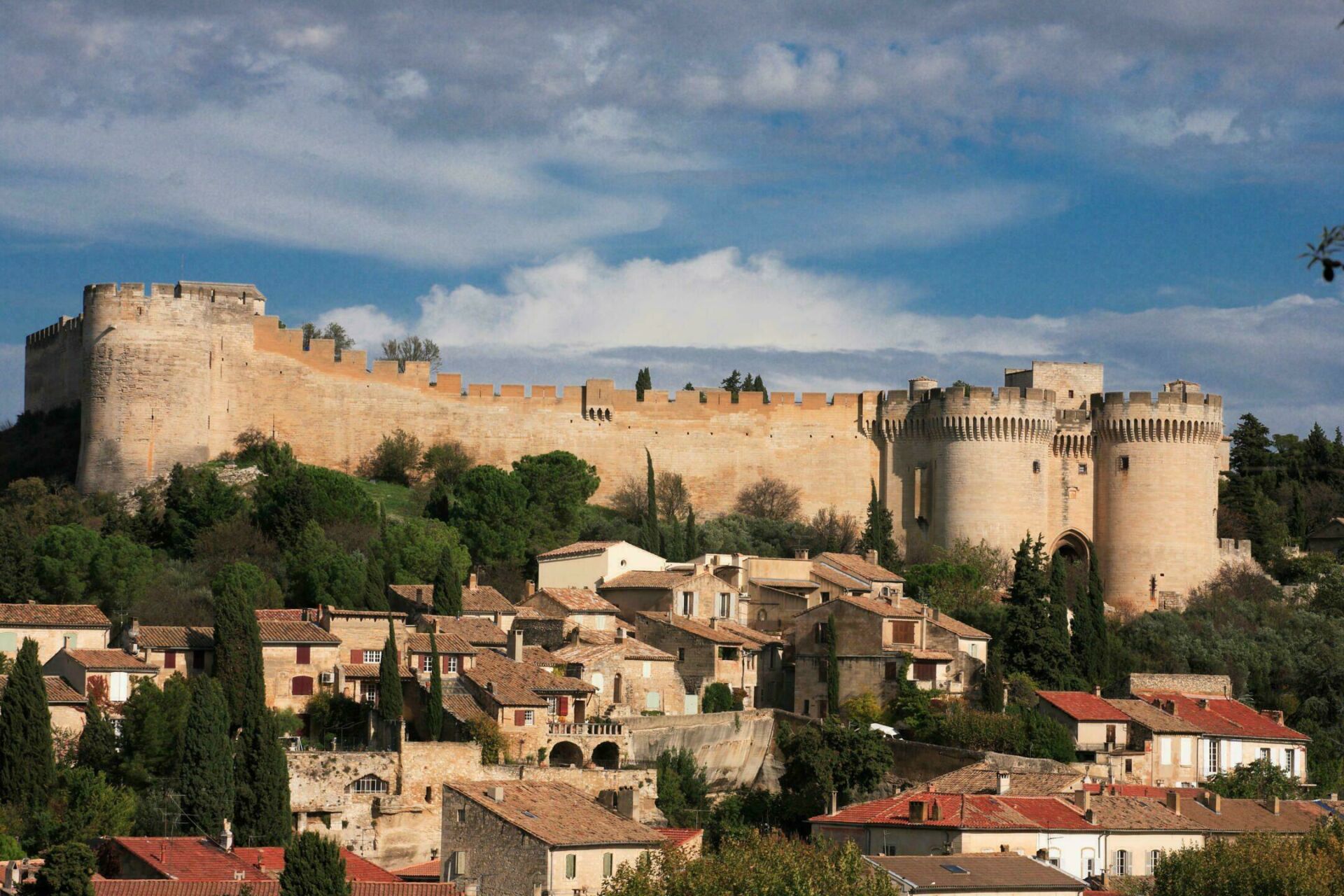 Impasse Des Lilas Dans La Commune De Villeneuve-lès-avignon www.okvoyage.com