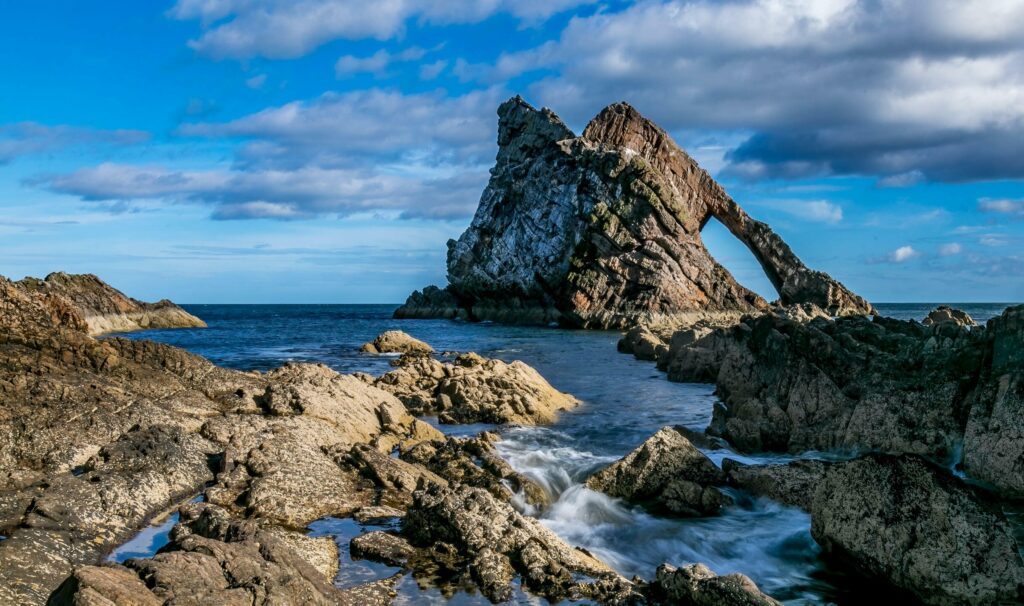 Bow Fiddle Rock dans les paysages d'Écosse