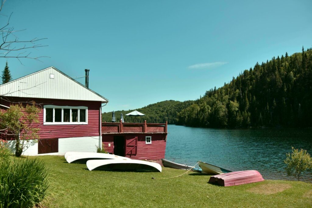 Chalet au bord d'un lac au Québec en été