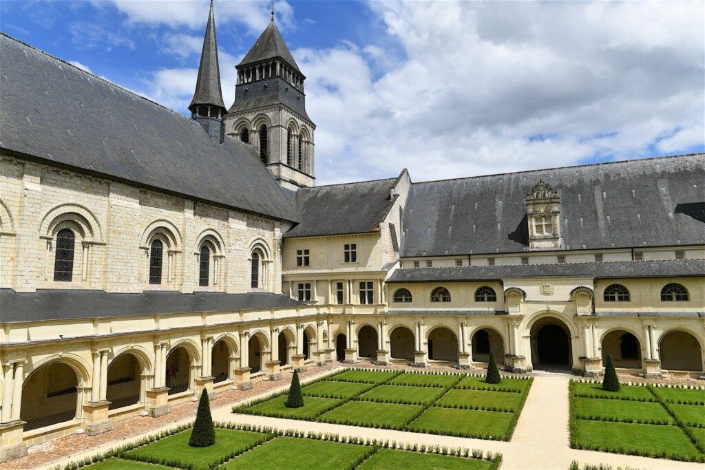 L'abbaye royale de Fontevraud et son cloître, autour de Tours