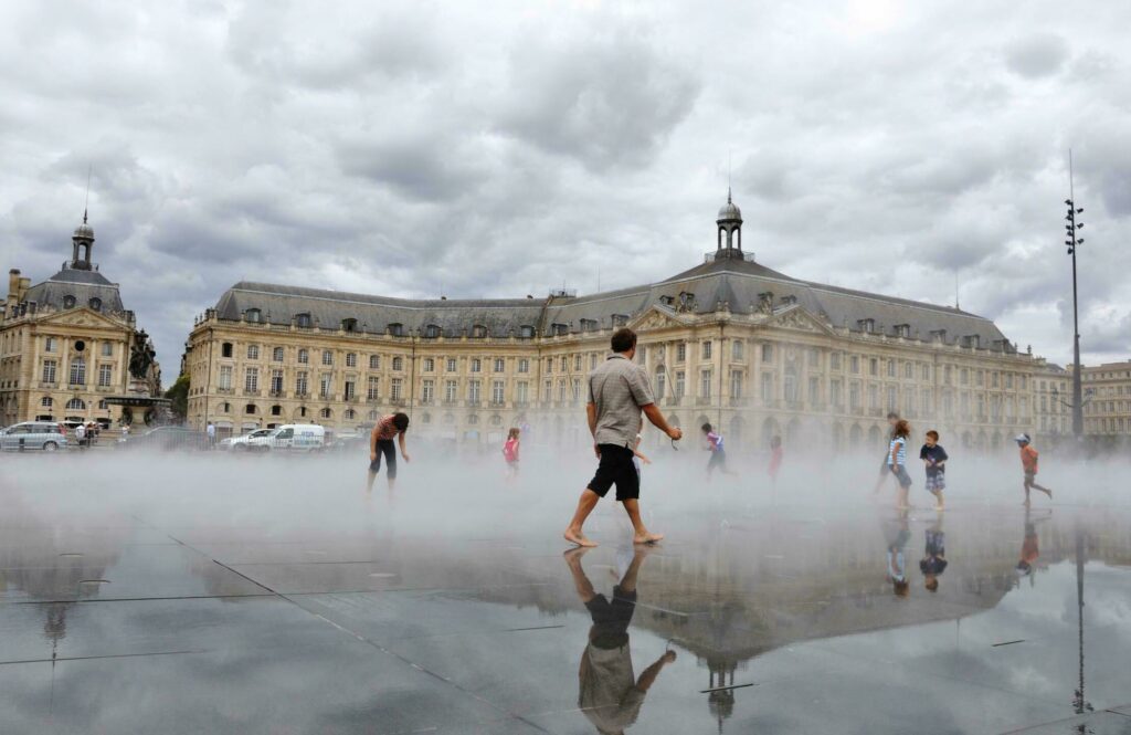 Le miroir d'eau sous la pluie