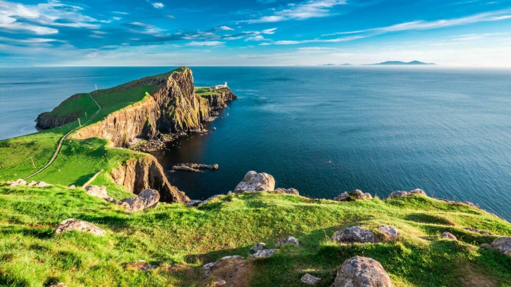 Le Nest point lighthouse dans les paysages d'Écosse 