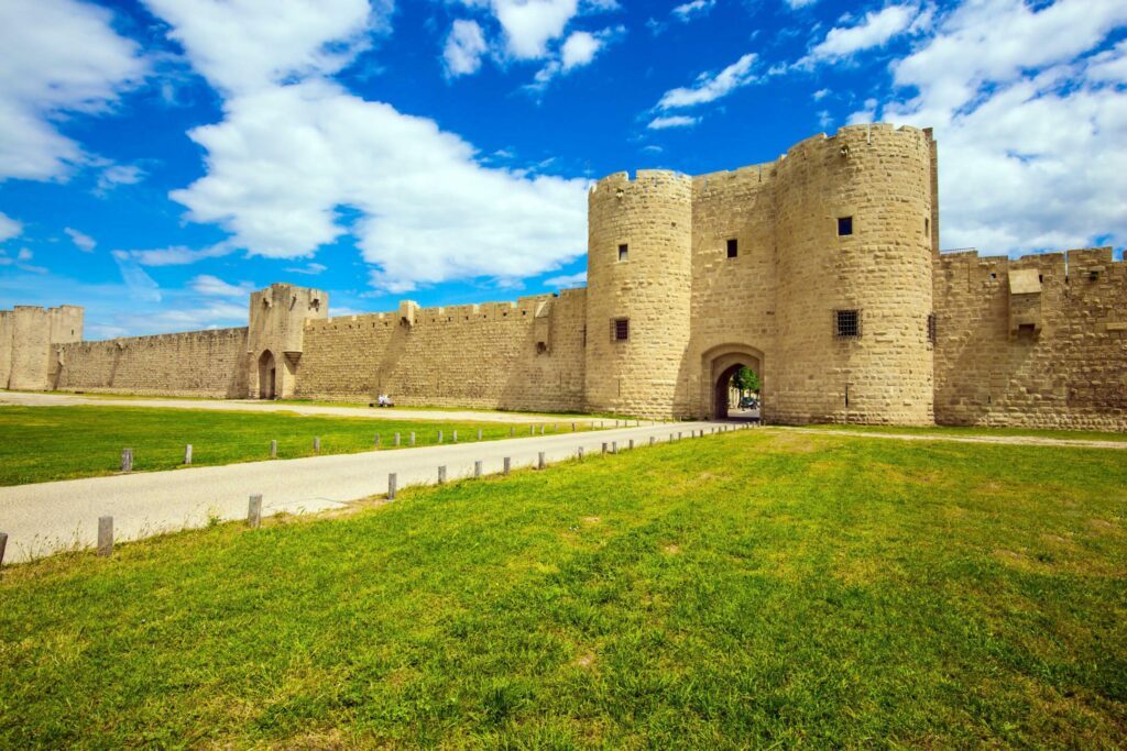 Les remparts d'Aigues-Mortes pour un road trip dans le sud de la France