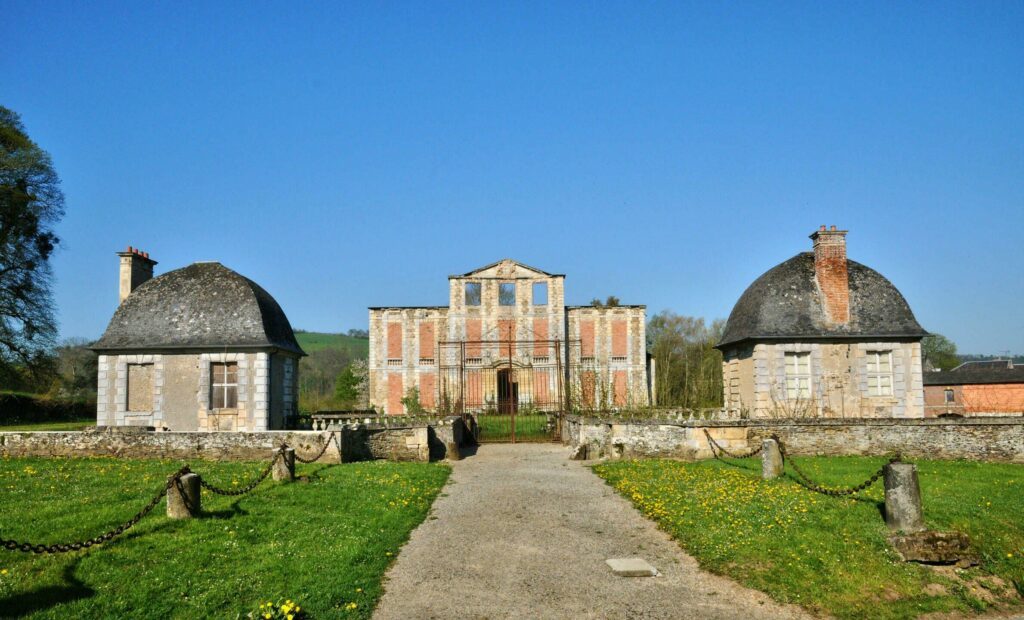 Les ruines du château d'Harcourt dans les villages de la Suisse Normande