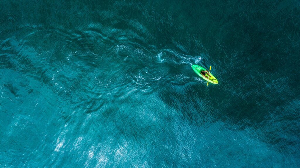 Rejoindre la plage en kayak