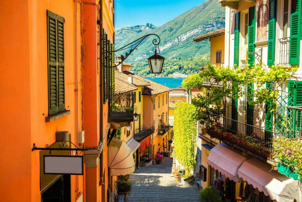 Rue colorée de Bellagio dans les villages d'Italie