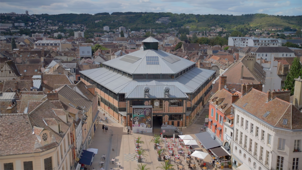 Vue sur la ville et le marché couvert de Sens