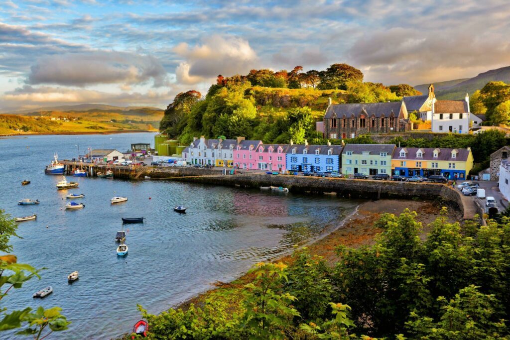 Vue sur Portree dans les paysages d'Écosse 