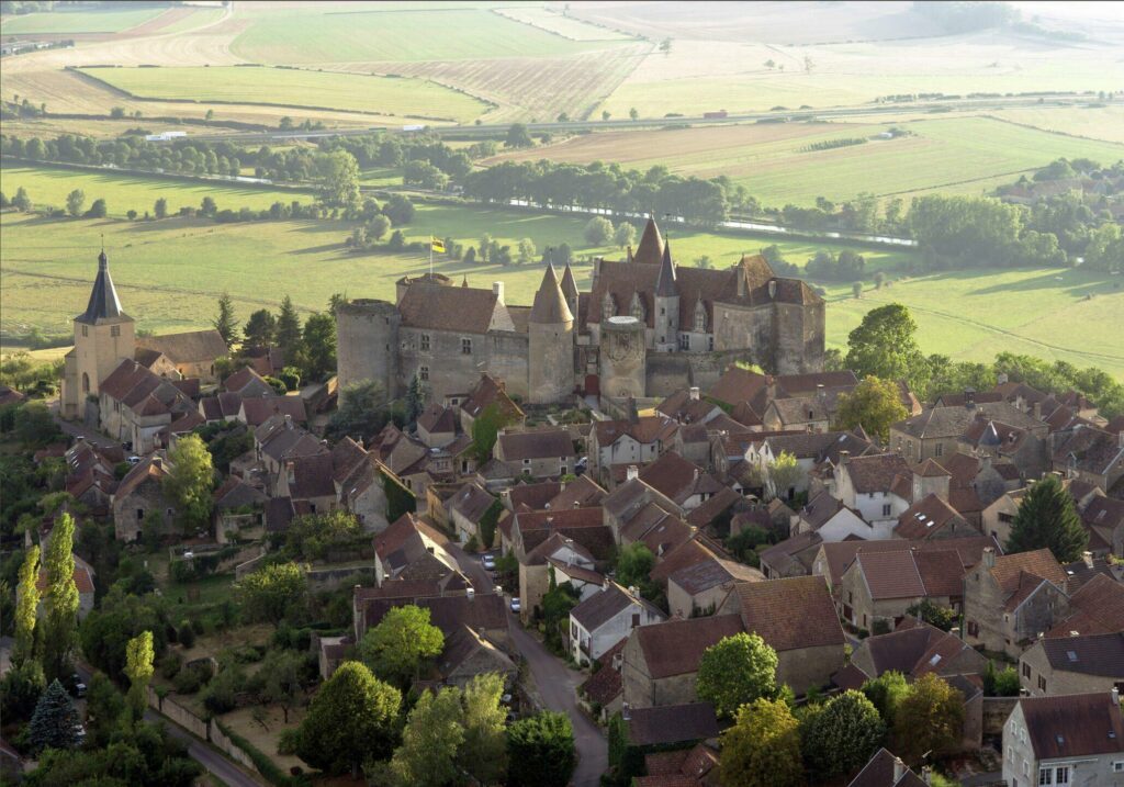 Châteauneuf-en-Auxois dans les châteaux de Bourgogne