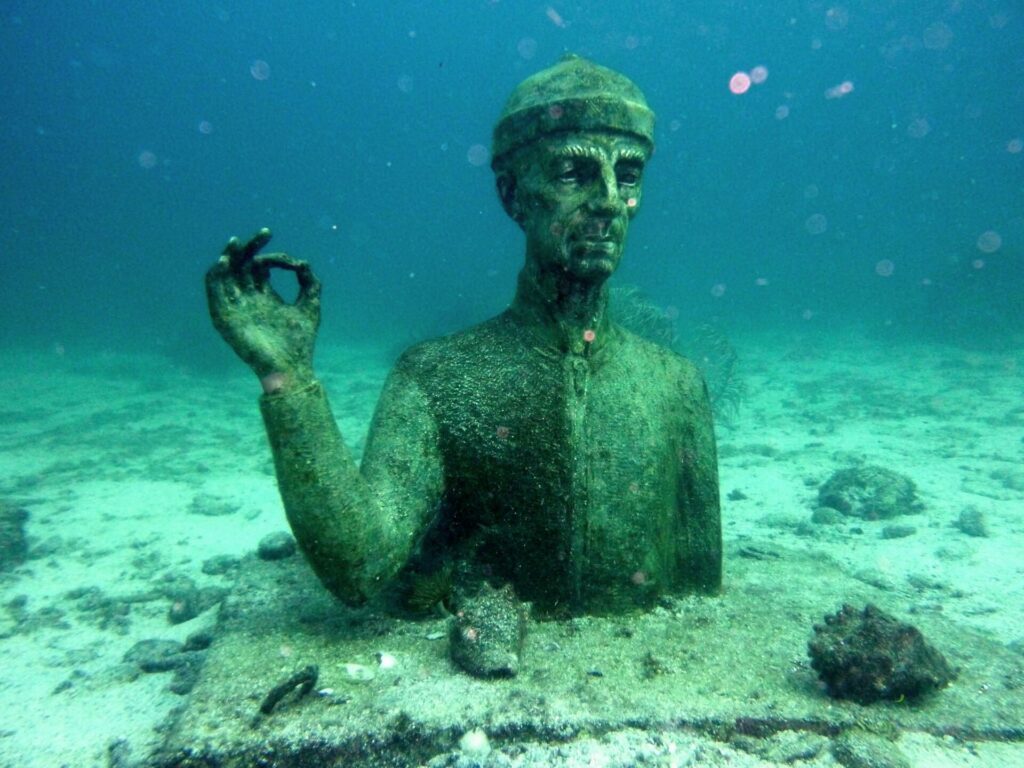 La statue du commandant Cousteau dans la réserve