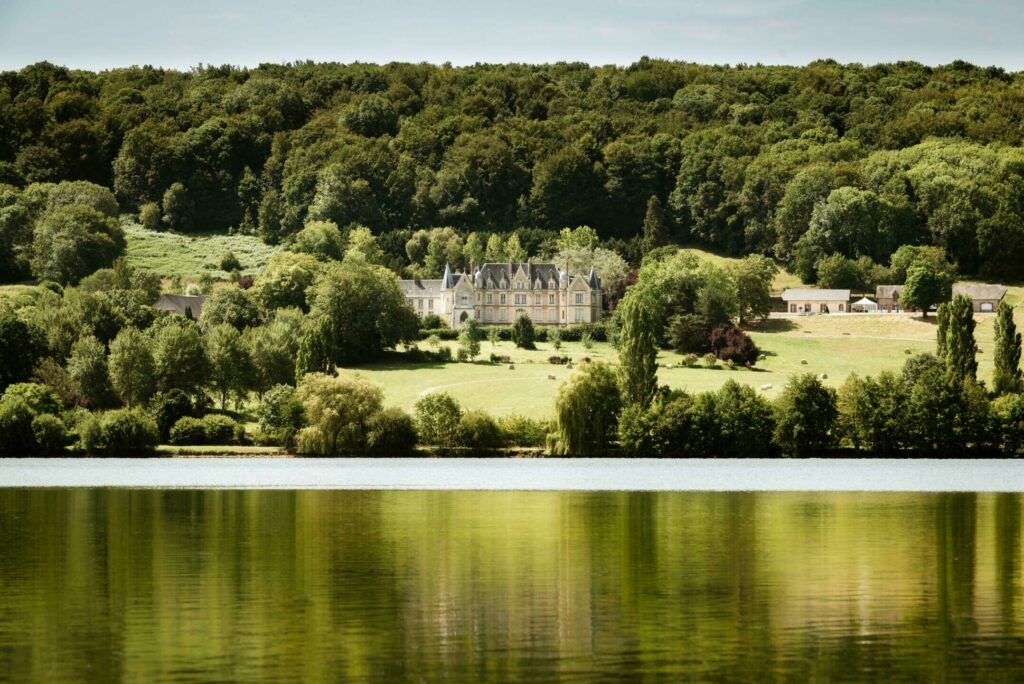 Le lac de Pont L'Evêque et son château