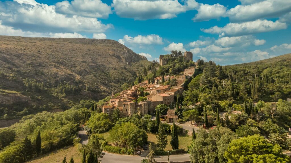 Le village de Castelnou autour de Collioure