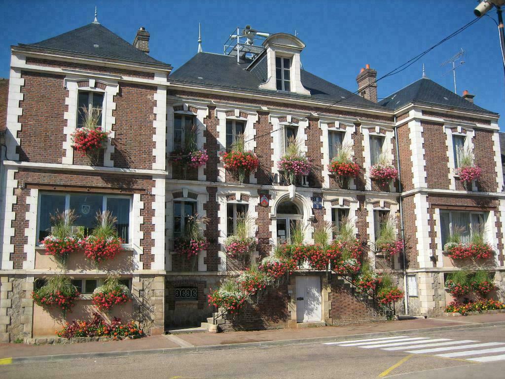 La mairie de Villeneuve-l'Archevêque 