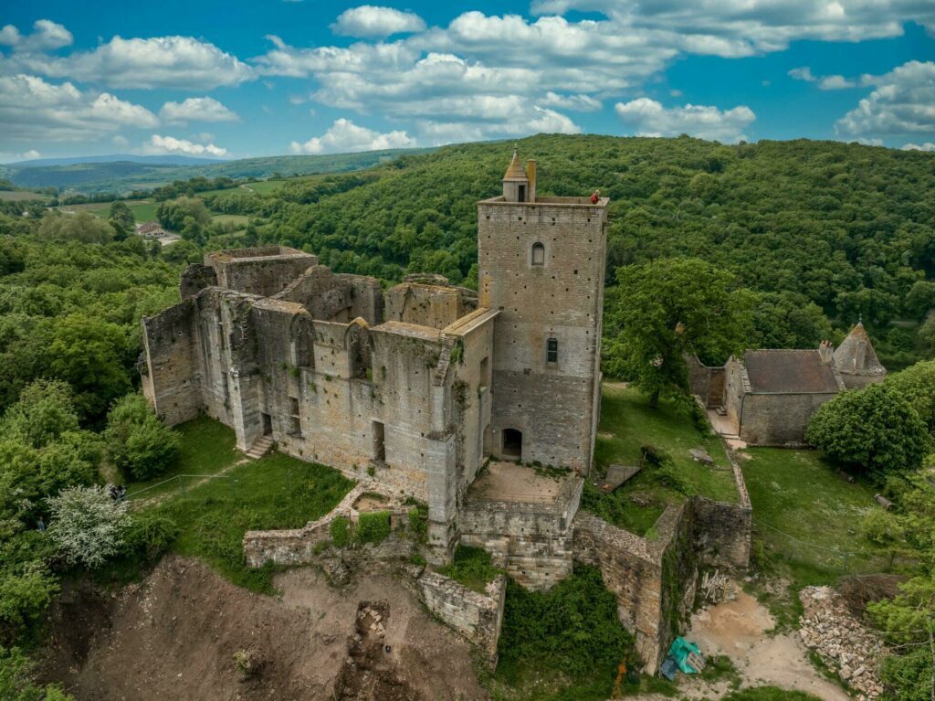 Vue aérienne du château de Brancion